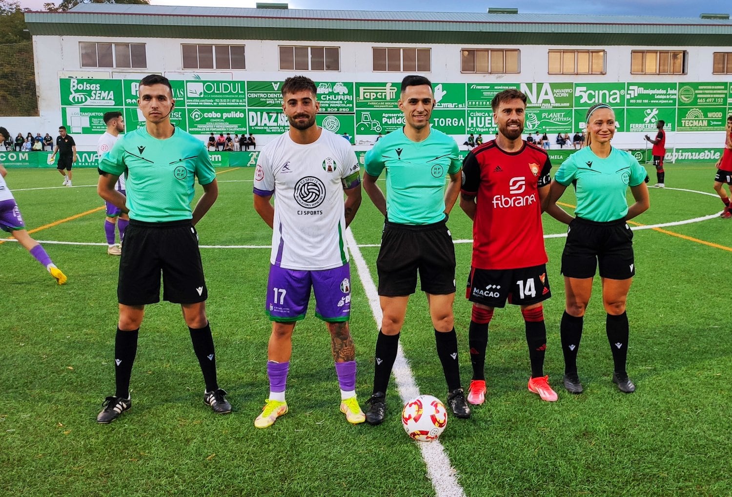 Los capitanes de Atlético Mancha Real y Cieza con el trío arbitral.