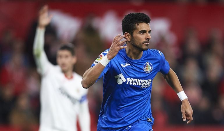 Ángel celebra el tanto frente al Sevilla F.C.mientras en segundo plano, el sevillista Escudero reclama la polémica falta de Juan Cala.