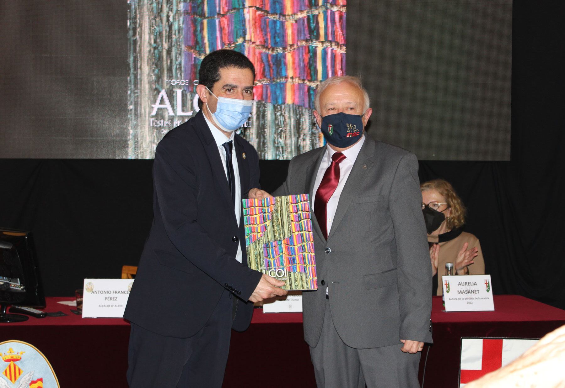 El alcalde de Alcoy, Antonio Francés, recibe el primer ejemplar de la Revista de Fiestas de mano del presidente de la Asociación de San Jorge, Juan José Olcina