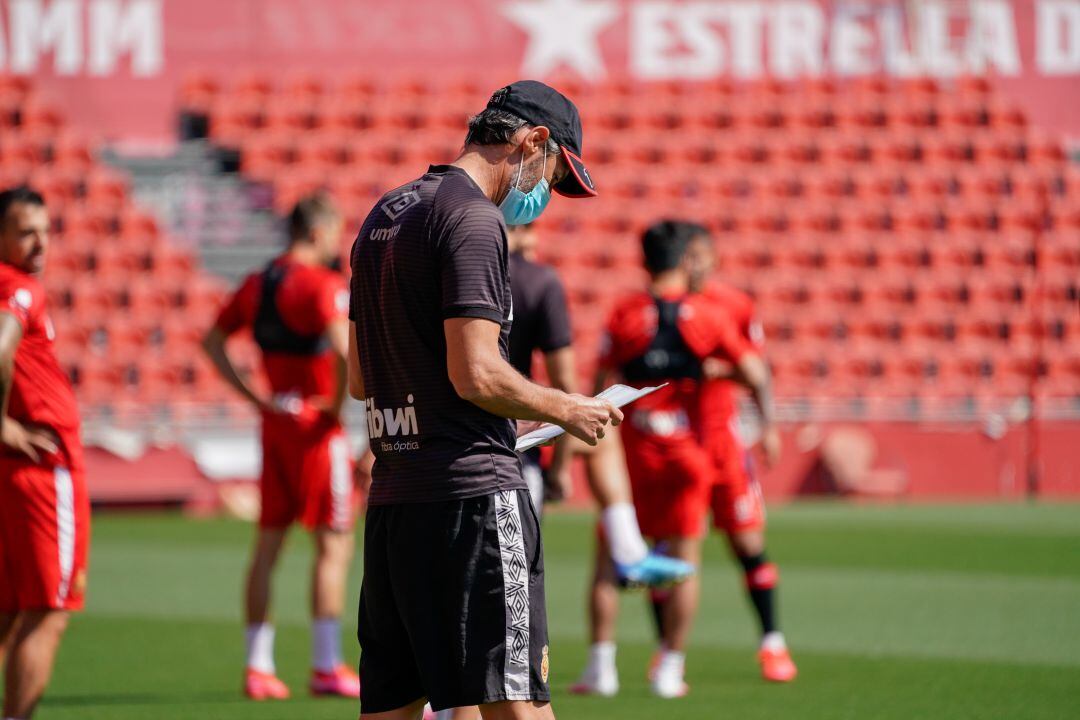 Vicente Moreno prepara el partido contra el FC Barcelona.