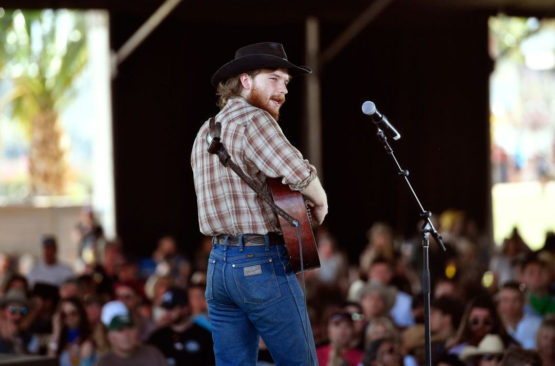 Colter Wall durante su actuación en el California&#039;s Country Music Festival en abril de 2018