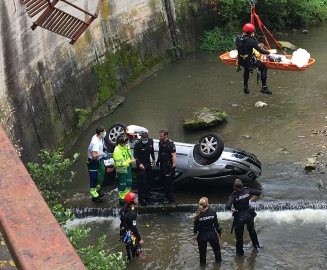 Vehículo caído al río Oiartzun.