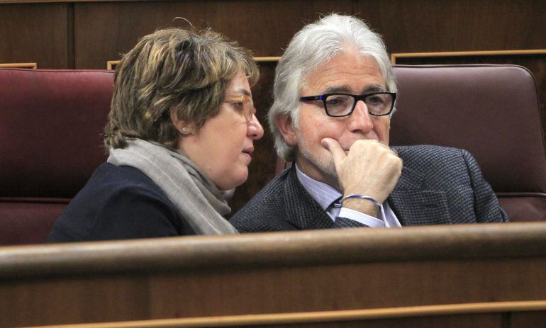 Los diputados de CiU Josep Sánchez Llibre e Inmaculada Riera, durante una sesión de control al Gobierno 