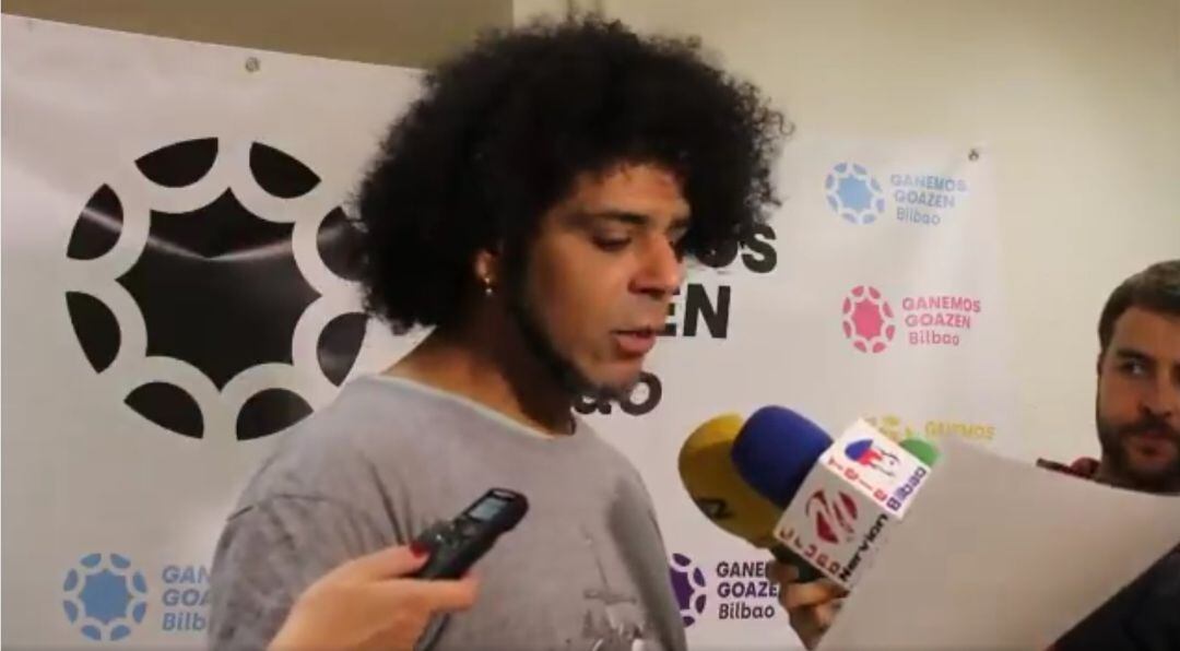 El portavoz de Ganemos Goazen y concejal en el Ayuntamiento de Bilbao, Francisco Samir Lahdou, anuncia que su formación recurrirá ante los tribunales la decisión de la Junta Electoral de permitir dos candidaturas de Ganemos en Bilbao