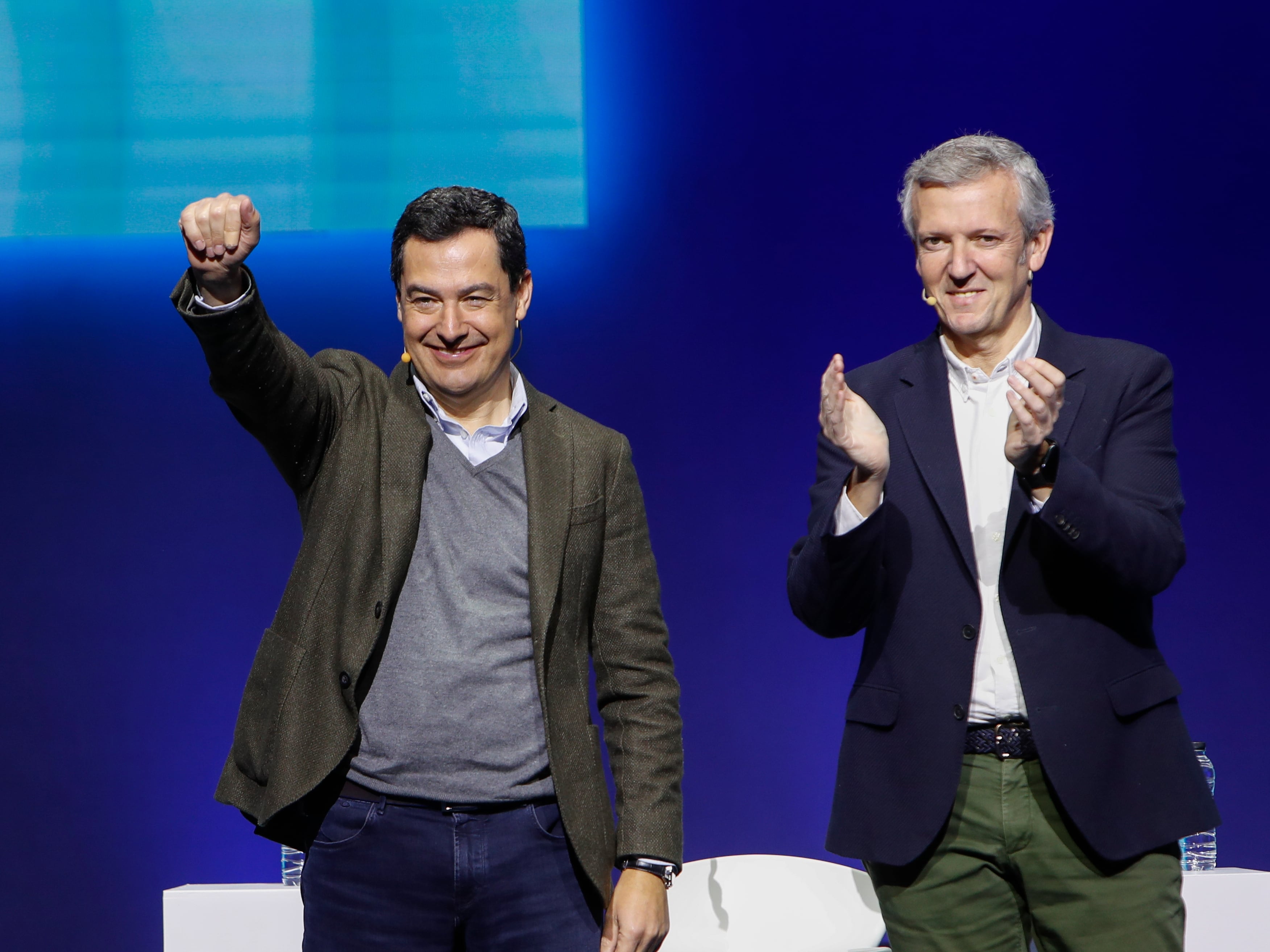 Los presidentes de Andalucía, Juanma Moreno, y de Galicia, Alfonso Rueda, en un acto del PP. Archivo.