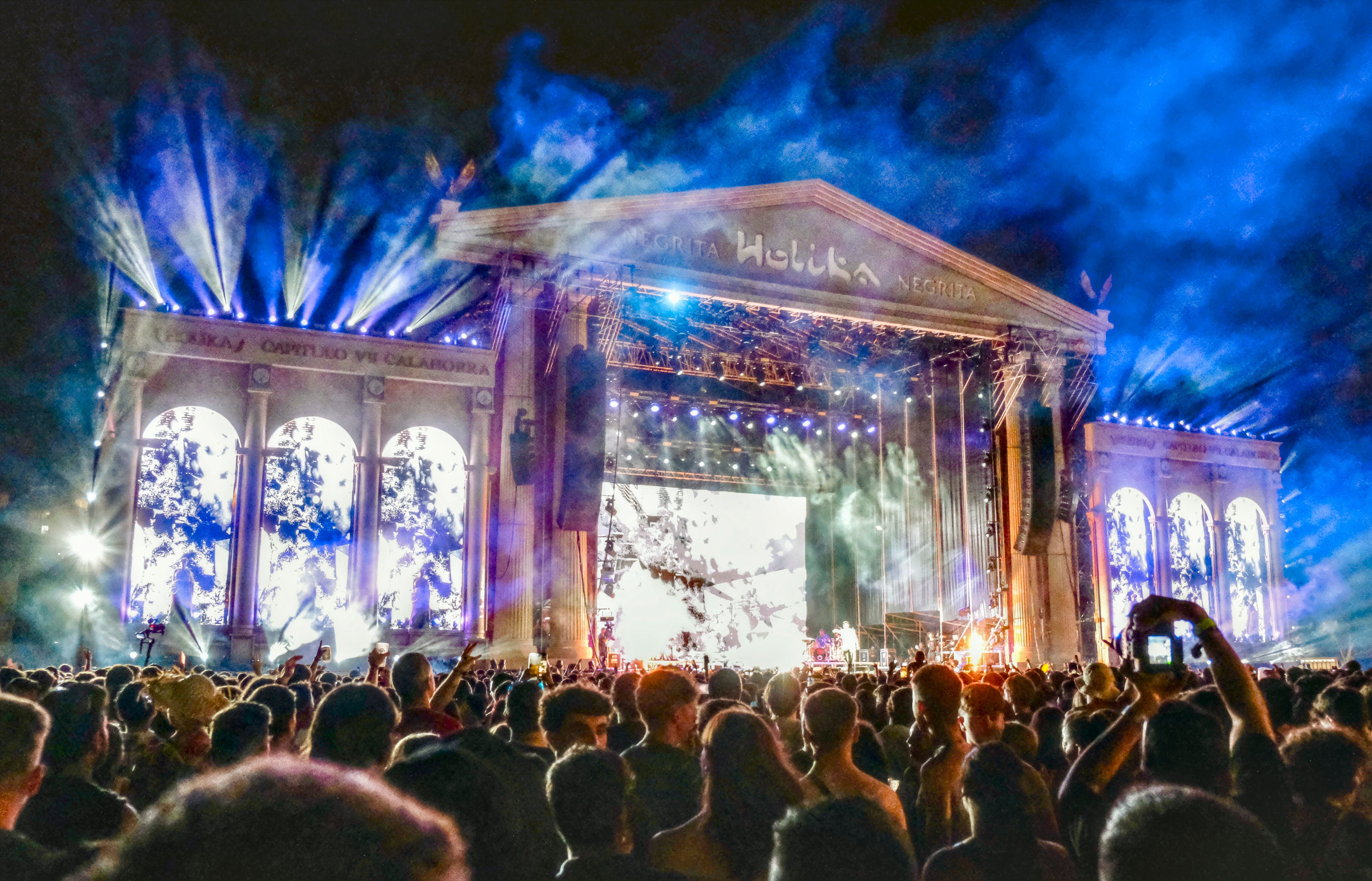 CALAHORRA (LA RIOJA) 27/06/2025.- El artista argentino Duki, una de las voces más influyentes del trap y el rap en español, durante su actuación este viernes en el festival Holika, que en su séptima edición reúne a unos 80 artistas del reguetón, trap y electrónica, este viernes en Calahorra. EFE/Raquel Manzanares