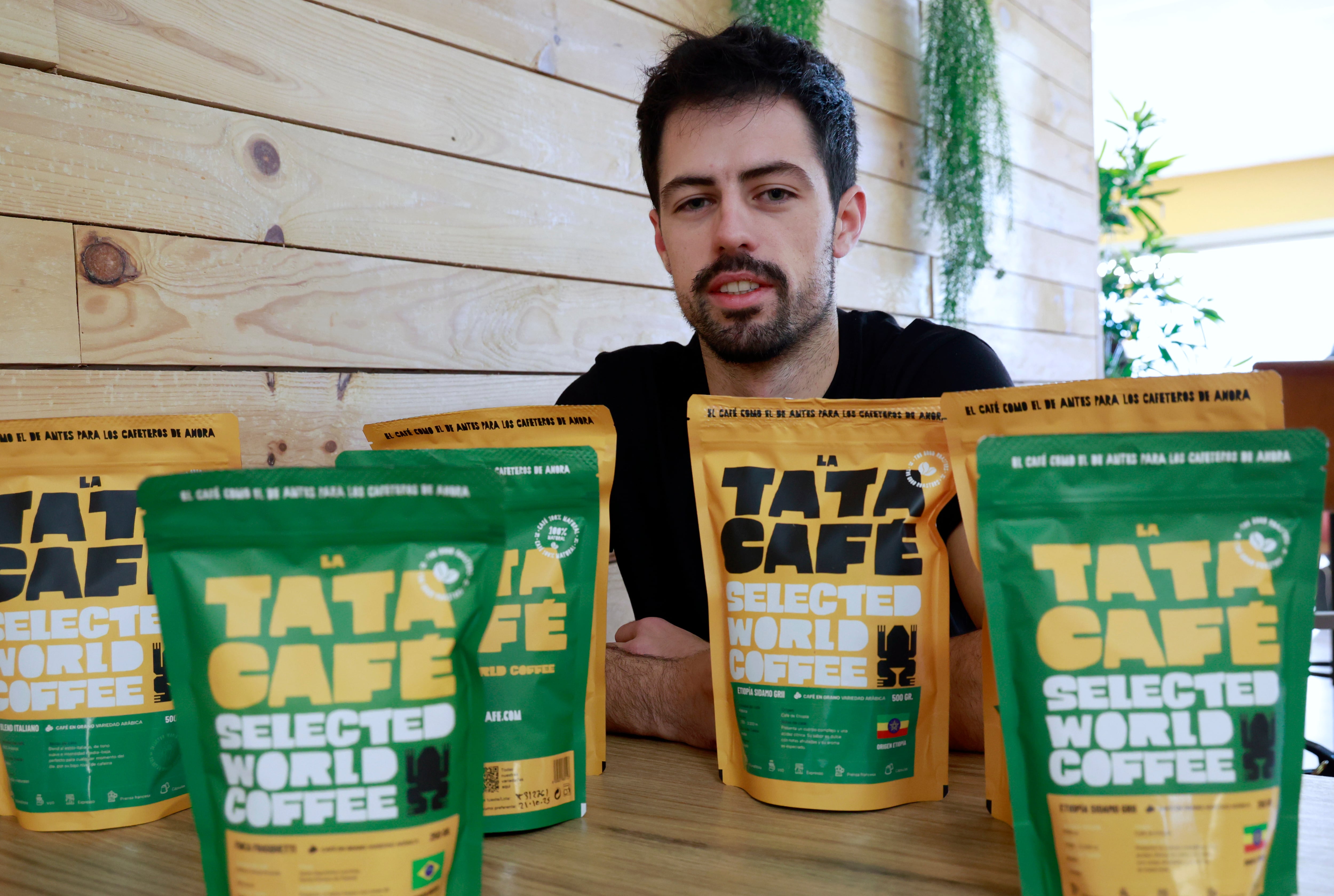 En pleno auge del producto de especialidad, Álex Yáñez impulsa desde la comarca de Ferrol La Tata Café, una nueva marca que busca ofrecer “café como el de antes para los cafeteros de ahora” (foto: Kiko Delgado / EFE)