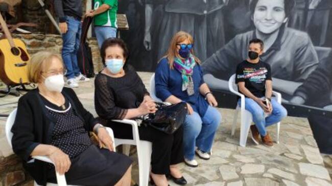 De izquierda a derecha: Libertad Aurora, Begoña, la hija de Irene y el ahijado de Hortensia