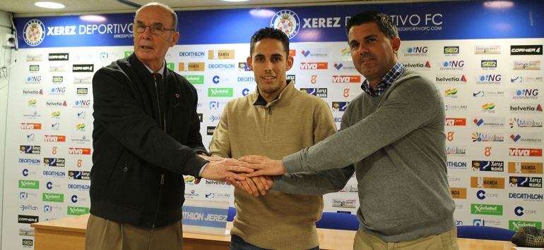 Pepe Ravelo y Juan Carlos Ramírez junto a Manolo Caballero, nuevo jugador del Xerez DFC durante su presentación en Chapín   