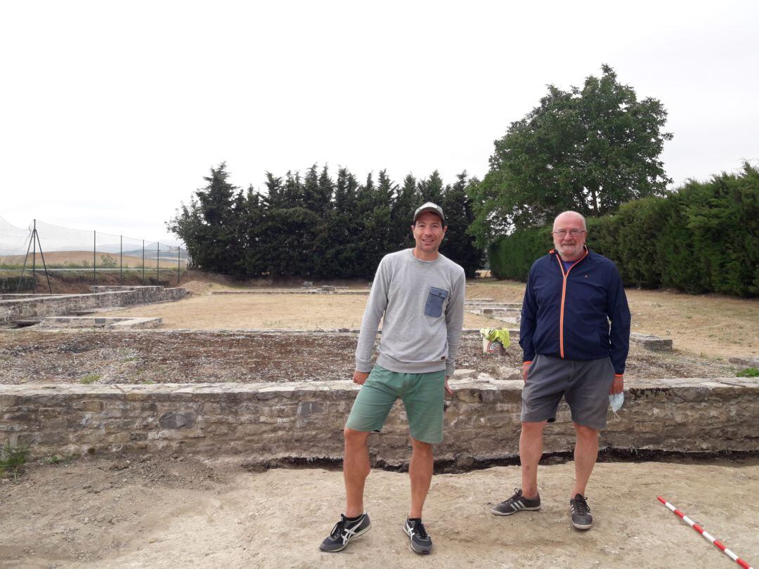 Miguel Lozas y su padre, Ramón Lozas, en el yacimiento de Arkaia