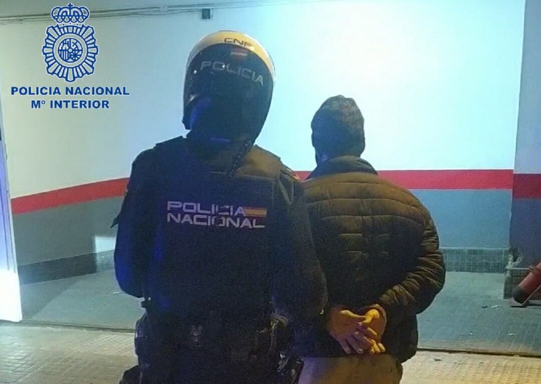 El detenido fue sorprendido con 600 gramos de marihuana en su vehículo.