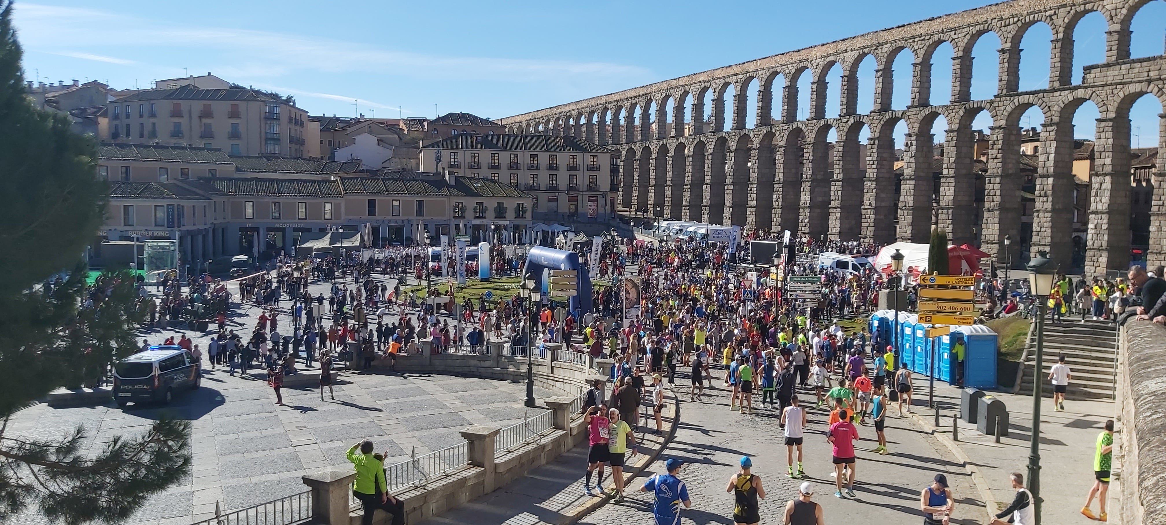 Antes de la salida de la Media Maratón Ciudad de Segovia (desde la C/ San Juan)