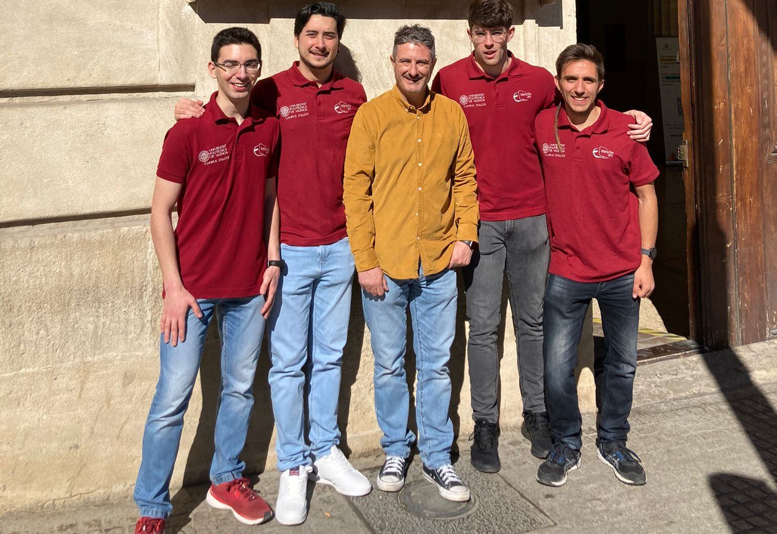 Los alumnos de Ingeniería Informática del Campus d'Alcoi de la UPV con Toni Miranda, autor del cartel de las Fiestas de Alcoy de 2023.