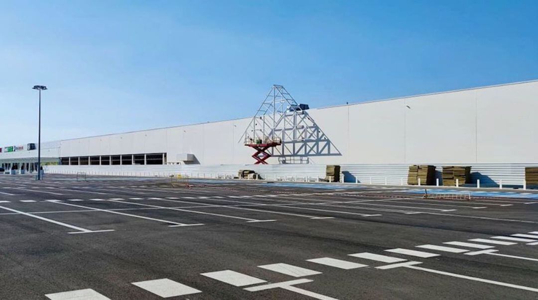 Obras en el exterior de la nave que acogerá a Leroy Merlin en el centro comercial &#039;Jaén Plaza&#039;.