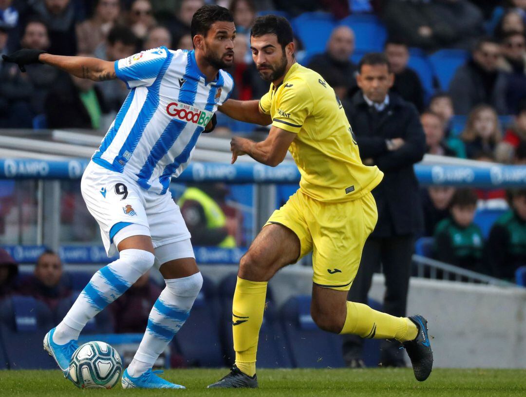 Willian José, autor del gol realista, protege un balón ante la presión de Albiol