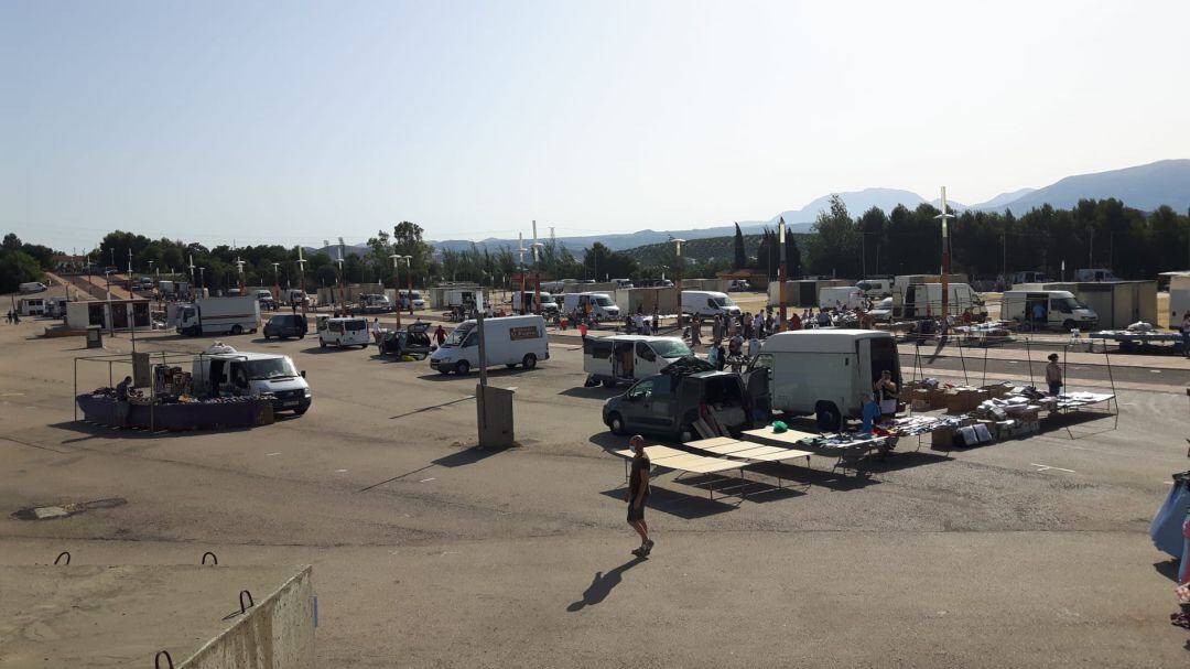 Puestos instalados en el primer mercadillo después de la suspensión provocada por el coronavirus.