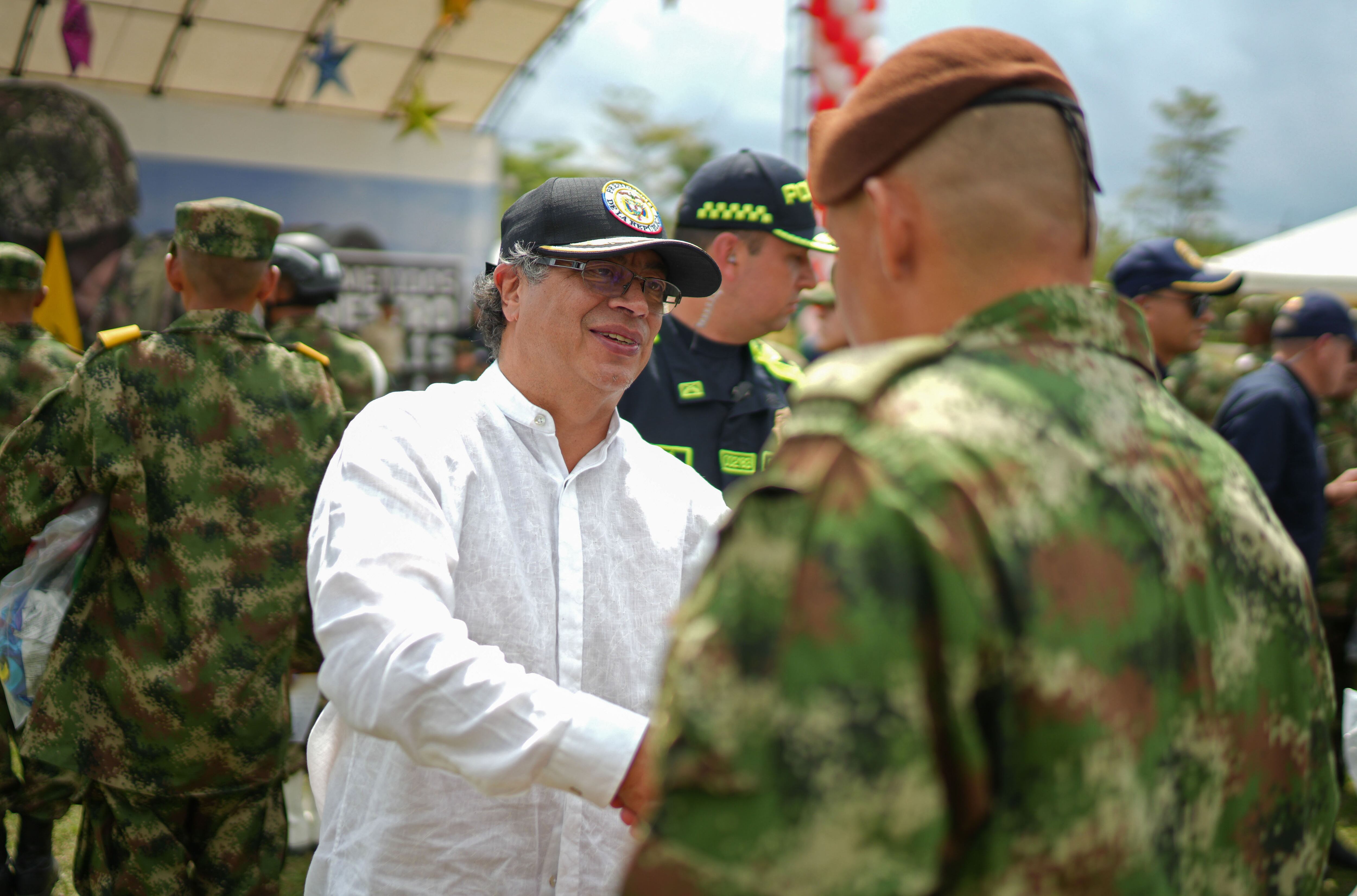 El mandatario colombiano Gustavo Petro entregando un regalo navideño a un soldado, en Saravena (Colombia).