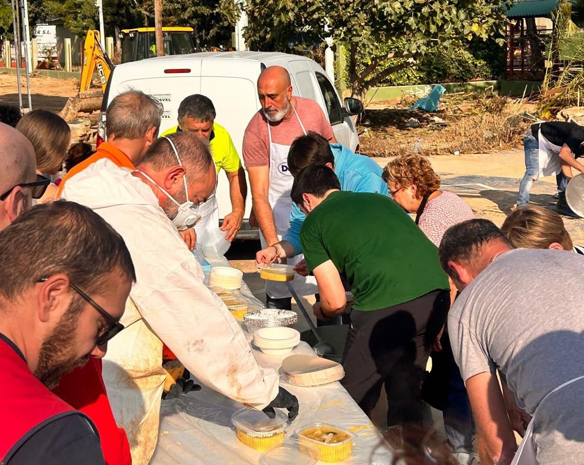 "Aquí hay gente que llevará 4 ó 5 días sin comer caliente": voluntarios preparan arroz por pueblos afectados por la DANA