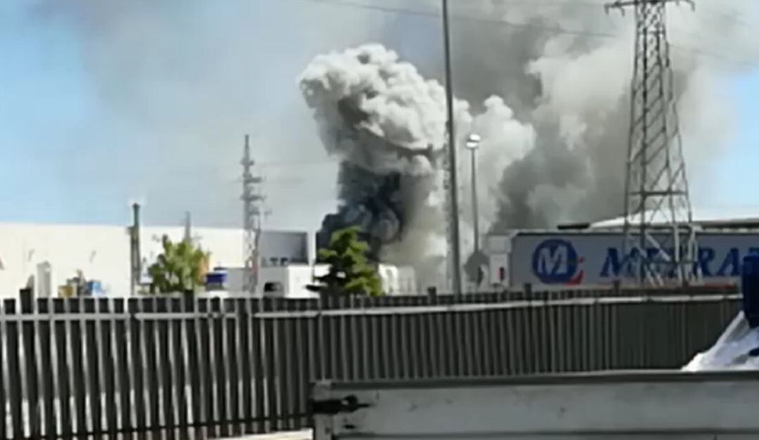 Imagen de la columna de humo provocada por el incendio en la fábrica de aceros en el Polígono Prado Marina.