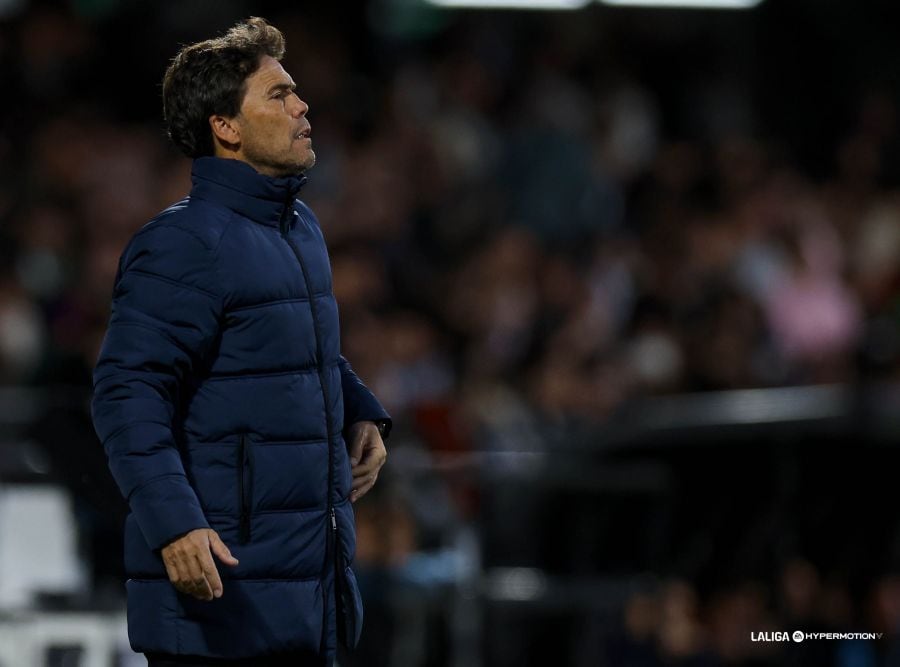 Rubi se come el coco buscando el mejor once del Almería.