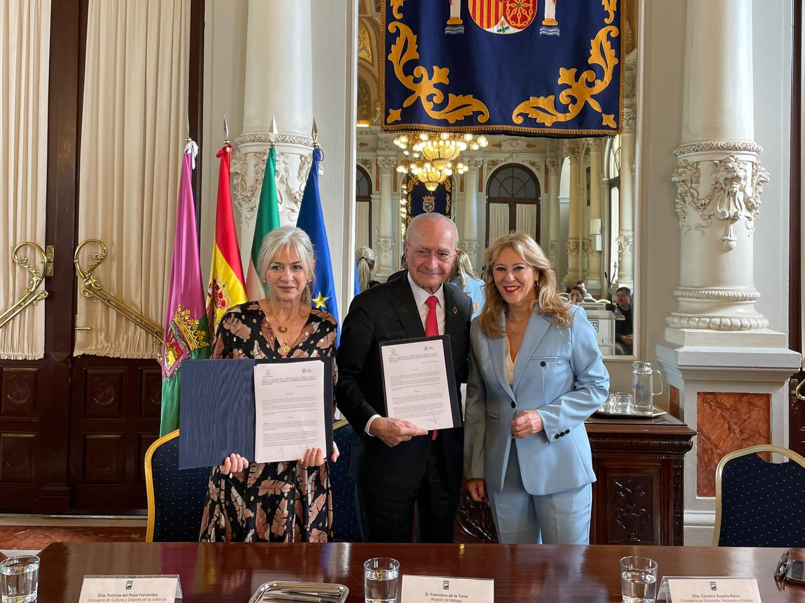 Un momento de la firma en el Ayuntamiento de Málaga