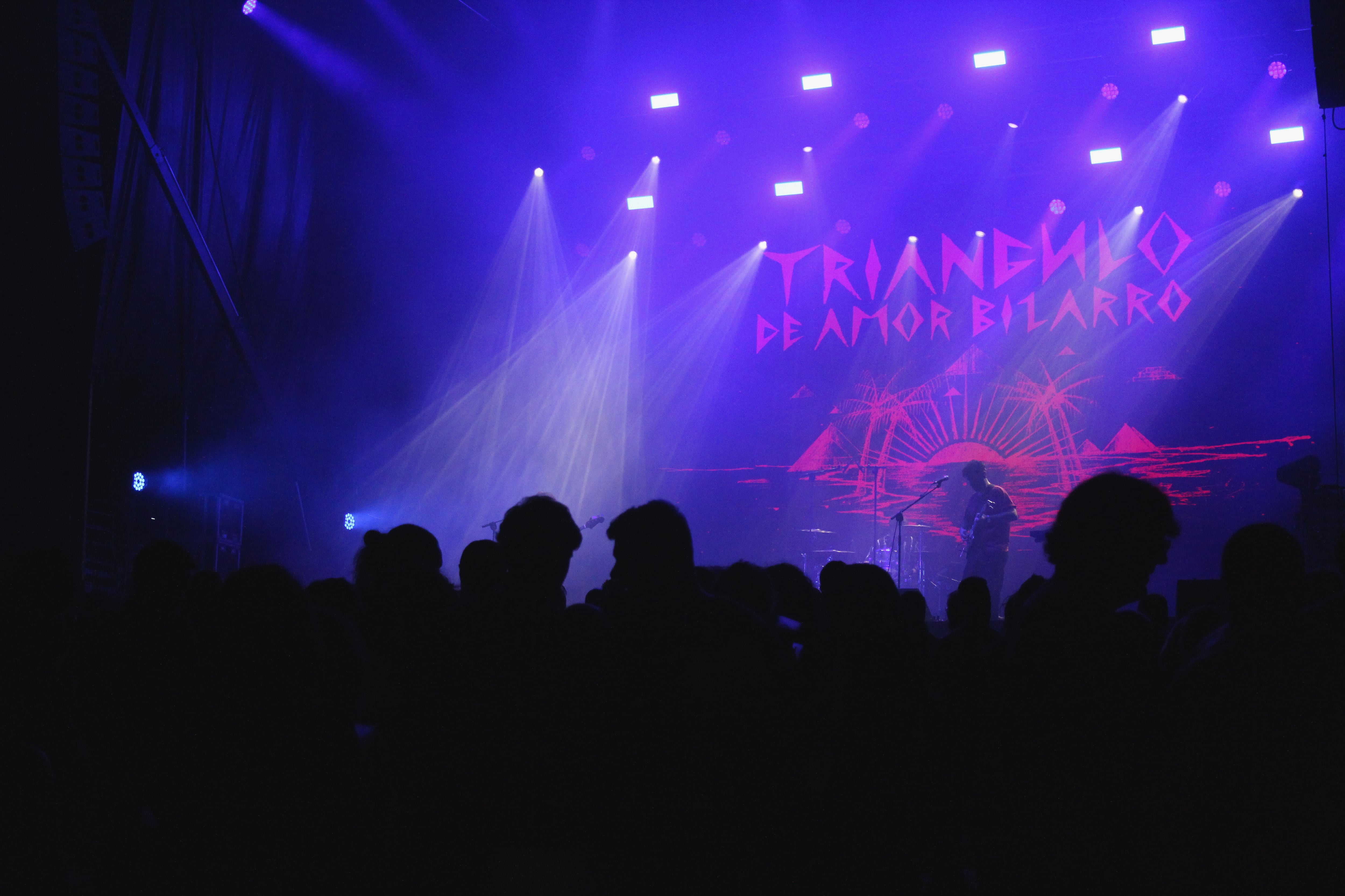 Els espectadors segueixen l&#039;actuació de Triángulo de Amor Bizarro en l&#039;explanada de concerts de Cotes Baixes a Alcoi.