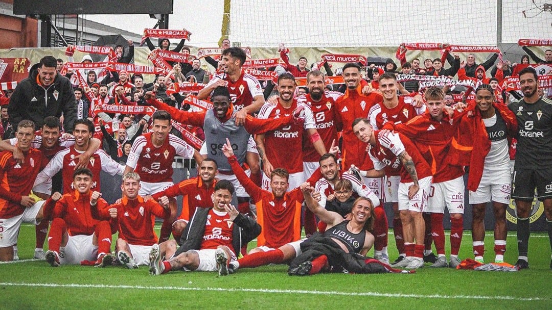 El Real Murcia celebra la victoria con su afición contra el Villarreal B.