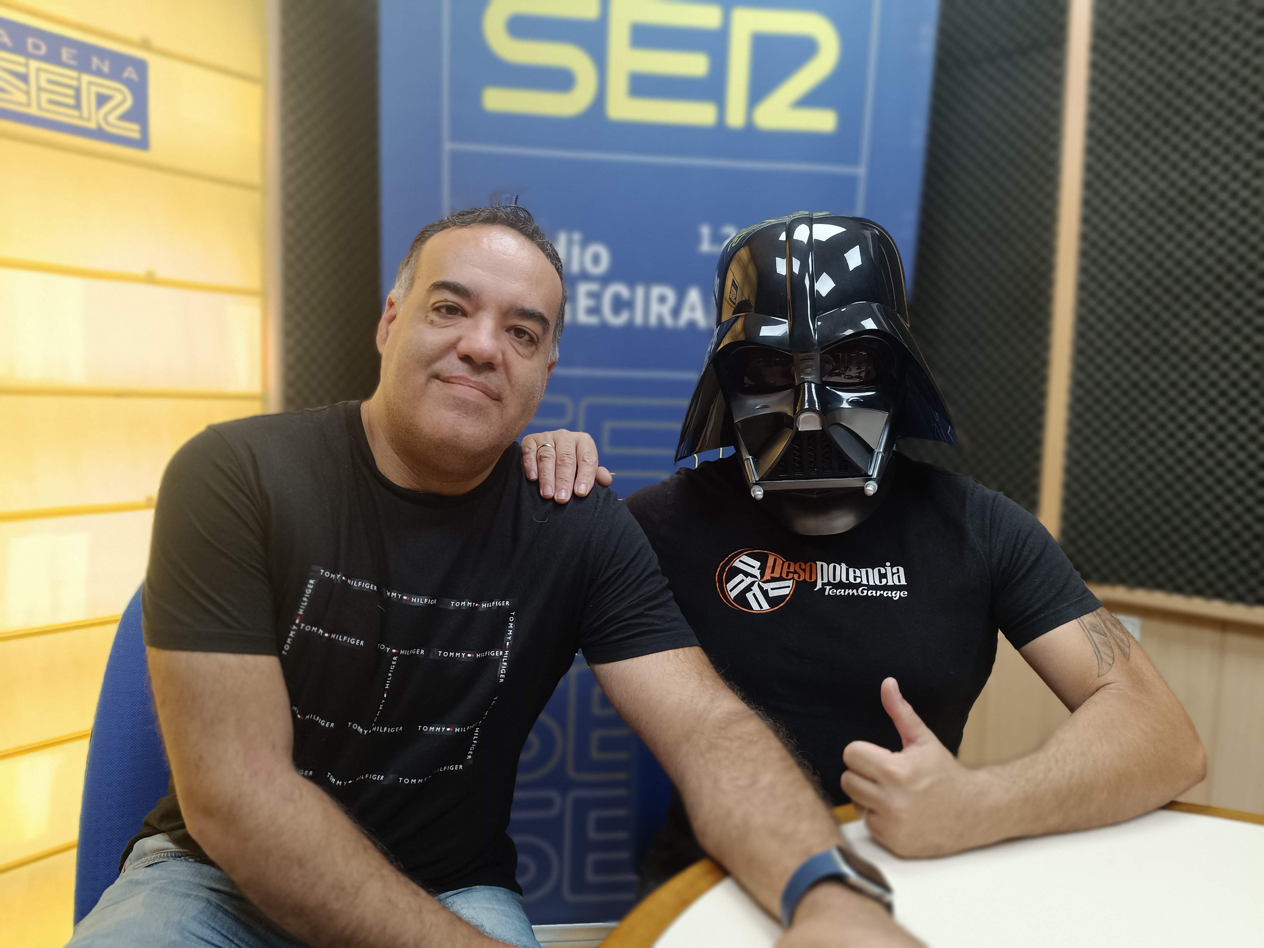 El fotógrafo Marcos Rincón y David Méndez con el casco del villano de Star Wars