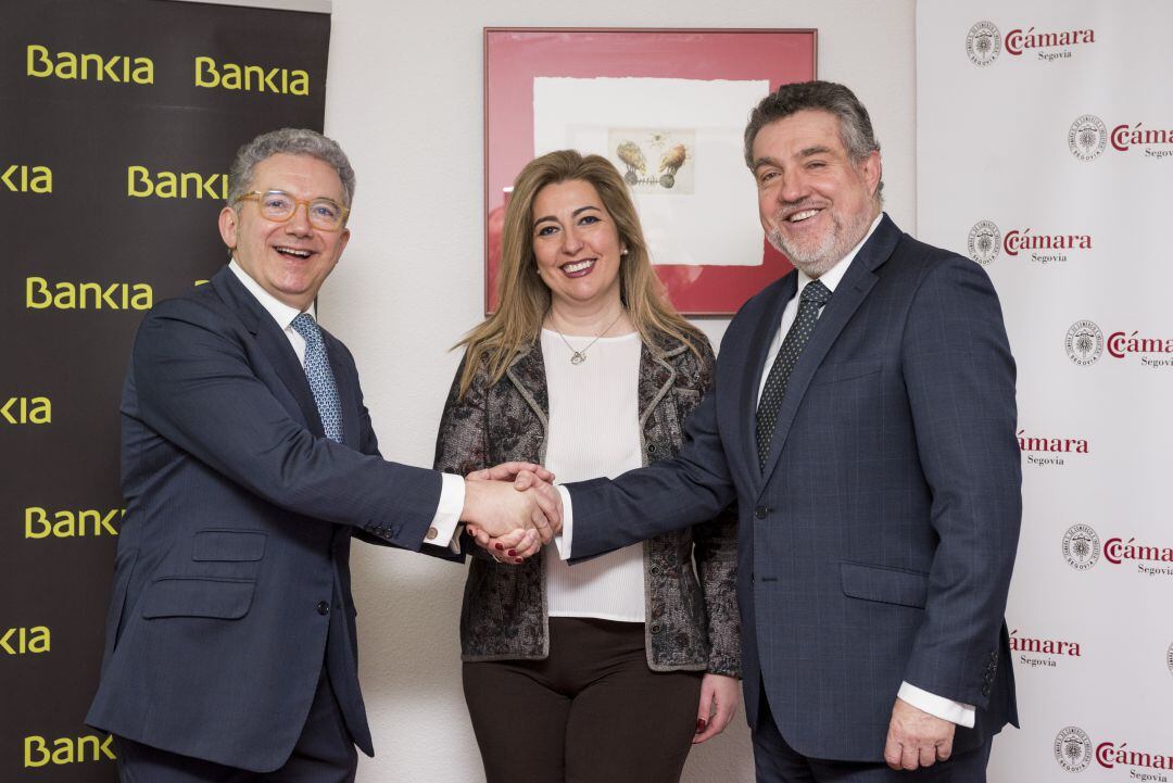 Foto (de izda. a dcha): el presidente de la Cámara de Comercio de Segovia, Pedro Palomo; la directora corporativa de la Territorial de Bankia en Castilla y León, Lola Peñas; y el director de zona de Segovia Centro-Sur de Bankia, José Gabriel García Encinar.