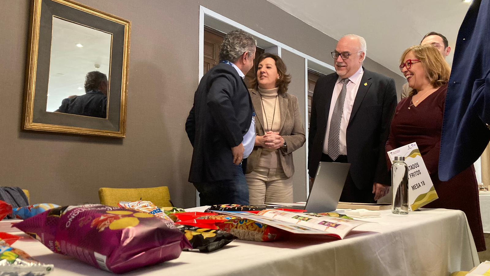 Imagen de la consejera de Economía, Empresas y Empleo, Patricia Franco, junto con el alcalde de Manzanares, Julián Nieva y el representante de la empresa de aperitivos y snacks &#039;Tostfrit&#039;