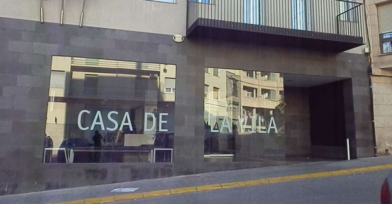 Façana de la casa de la vila d'Alcarràs.