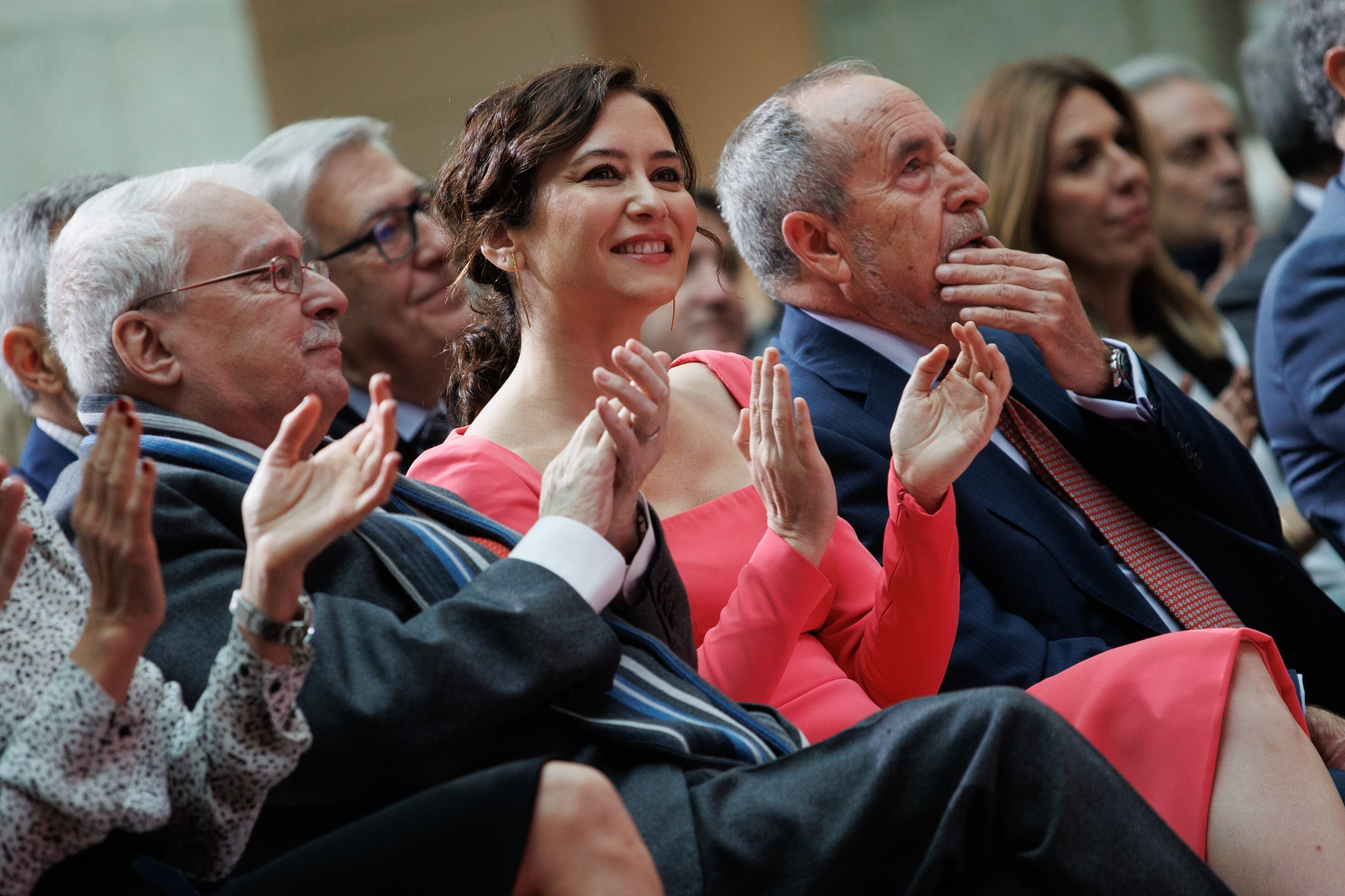 El expresidente madrileño Joaquín Leguina (izqda) con la actual presidenta Isabel Díaz Ayuso en un acto conmemorativo del Estatuto de Autonomía de la Comunidad de Madrid