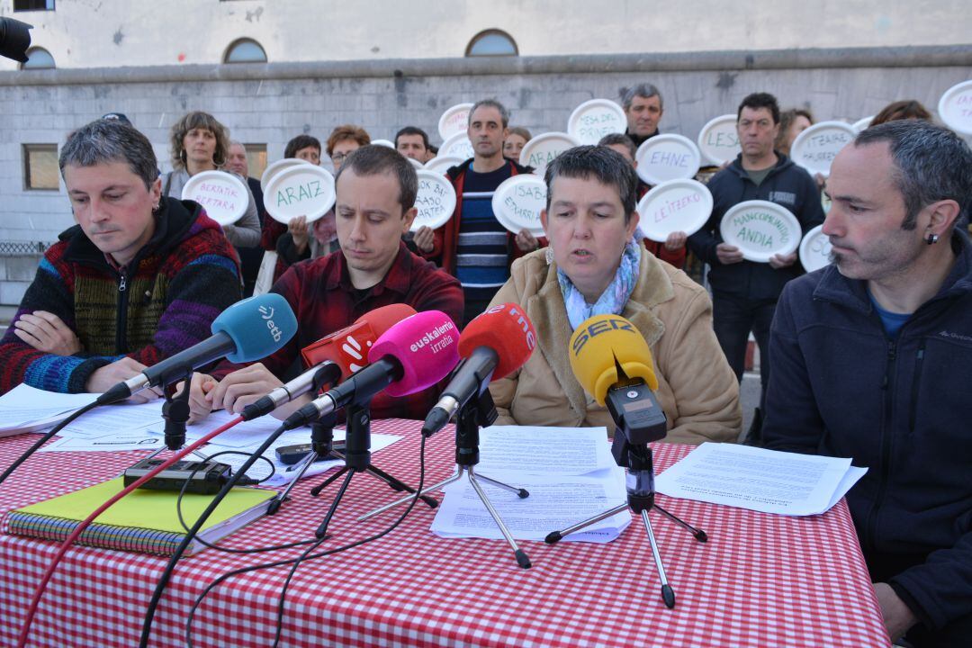 Representantes de las entidades que reivindican alimento local y ecológico para los comedores escolares ante la sede del Departamento de Educación en Pamplona. 