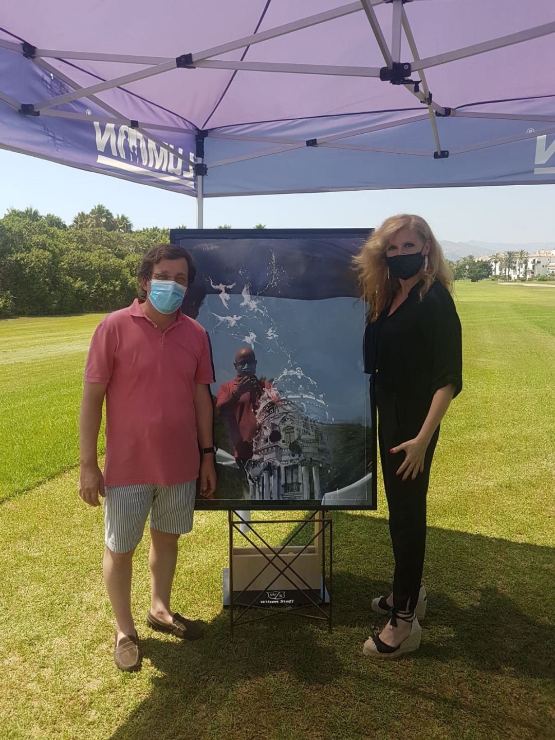 El alcalde de Madrid, Jose Luís Martínez Almeida, junto a la artista motrileña, Mar Aragón, en la entrega de acuarela dedicada a la capital de España en el transcurso del I Trofeo &quot;Homenaje a la Ciudad de Madrid&quot; celebrado en el campo de golf Los Moriscos de Motril