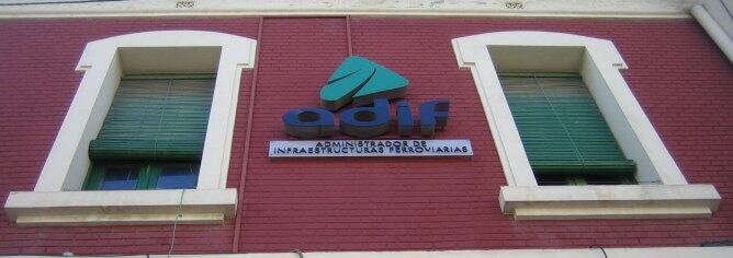 El logo de l&#039;Administrador d&#039;Infraestructures Ferroviàries a una estació de rodalies