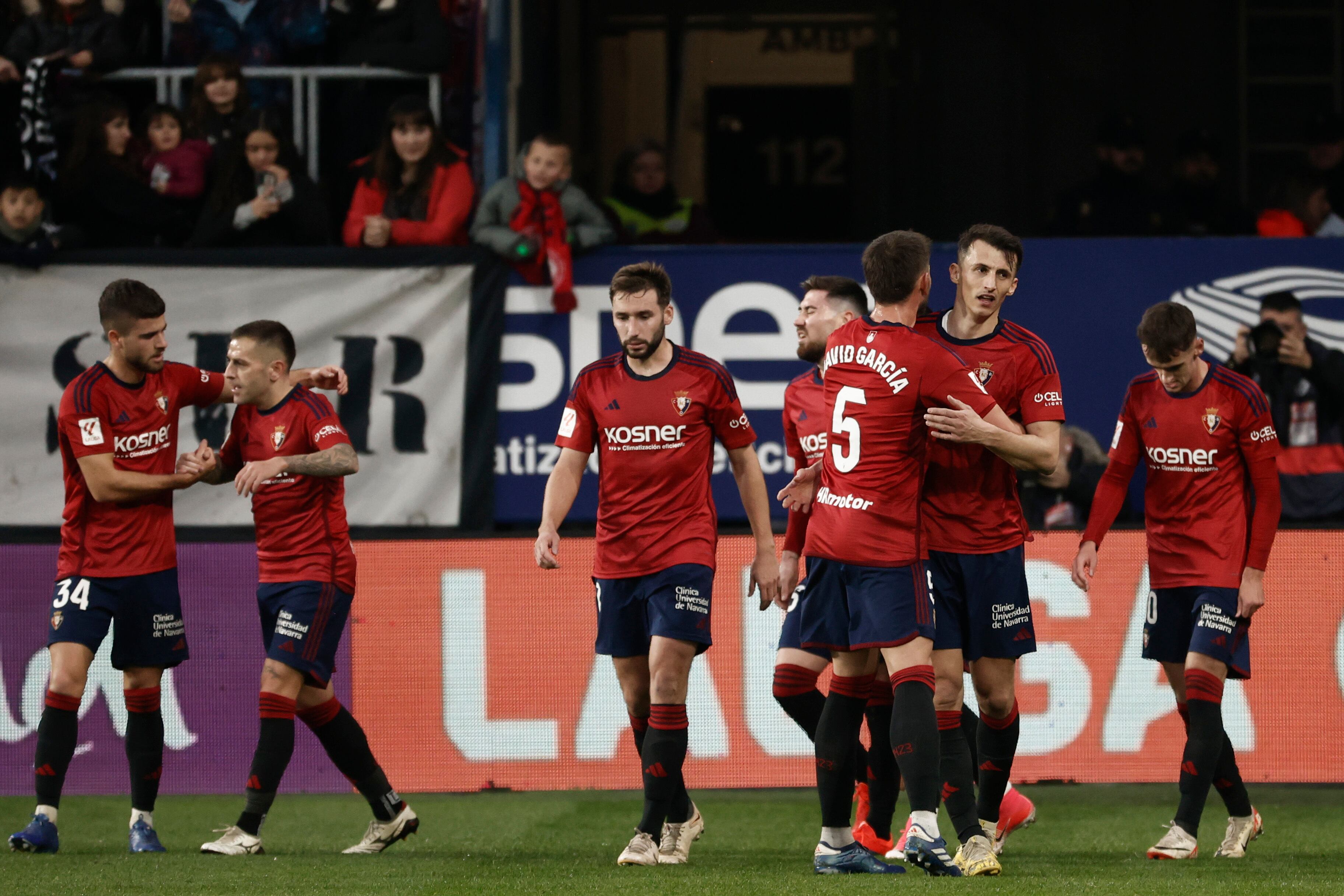 Los jugadores de Osasuna celebran el gol del delantero croata Ante Budimir para la victoria ante el Almería en el estadio de el Sadar, en Pamplona