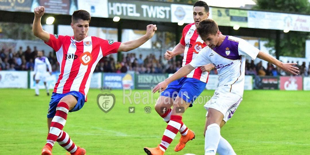 Juancar dispara a puerta con Javi Bueno defendiendo.