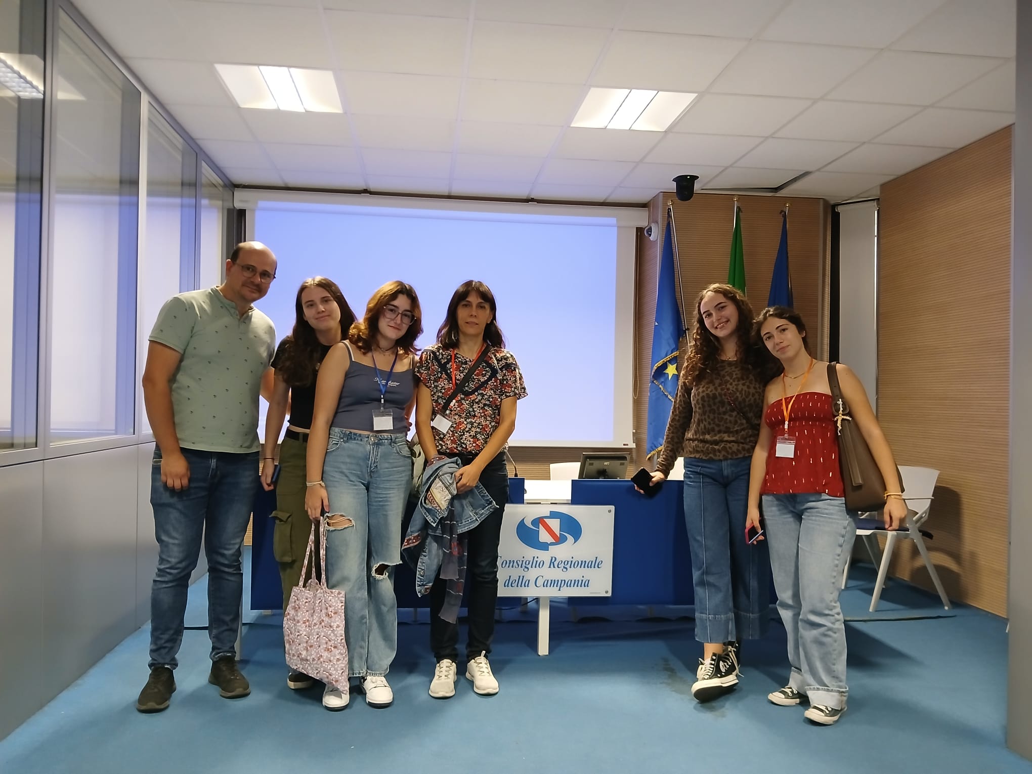 Las jóvenes bocairentinas con la técnica municipal Ester Jordà y Alessandro Nicotera, presidente de Giosef Italy