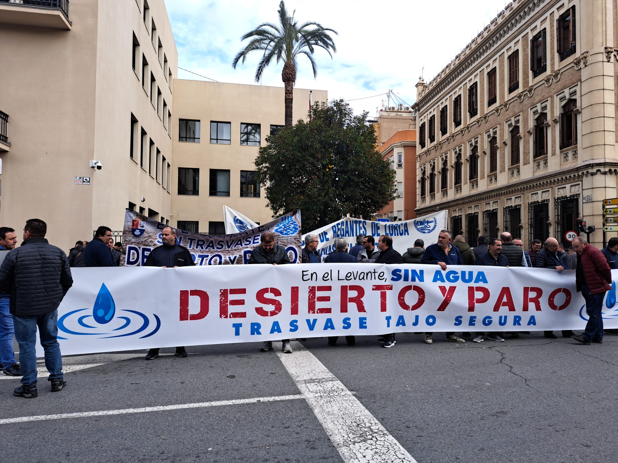 Los regantes exigen ante la Delegación del Gobierno que no se recorte el Trasvase Tajo Segura