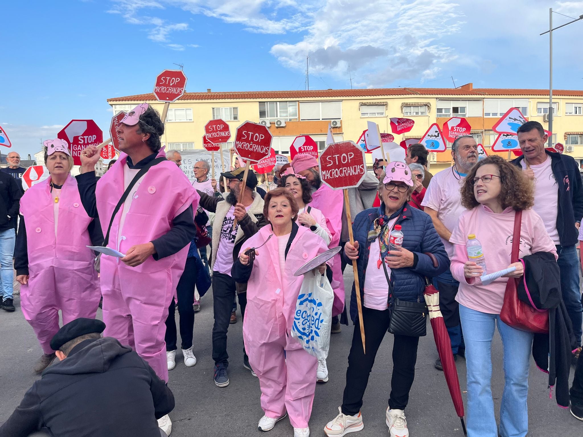 Pueblos Vivos Cuenca se manifiesta contra las macrogranjas de cerdos