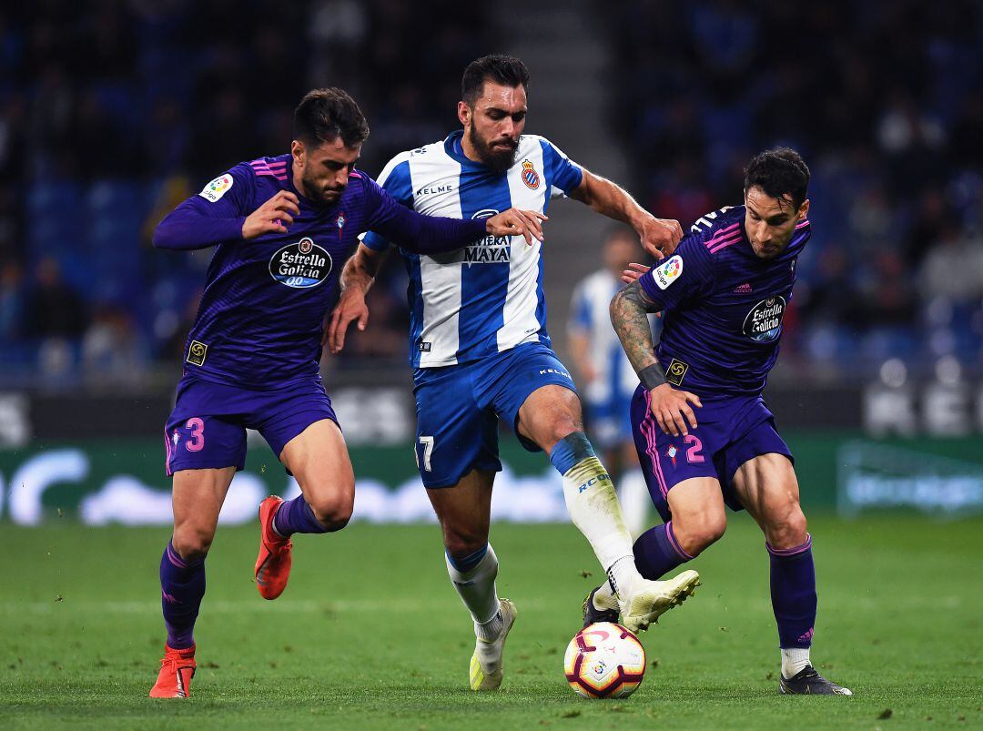 David Costas y Hugo Mallo presionan a Borja Iglesias, durante un partido de La Liga