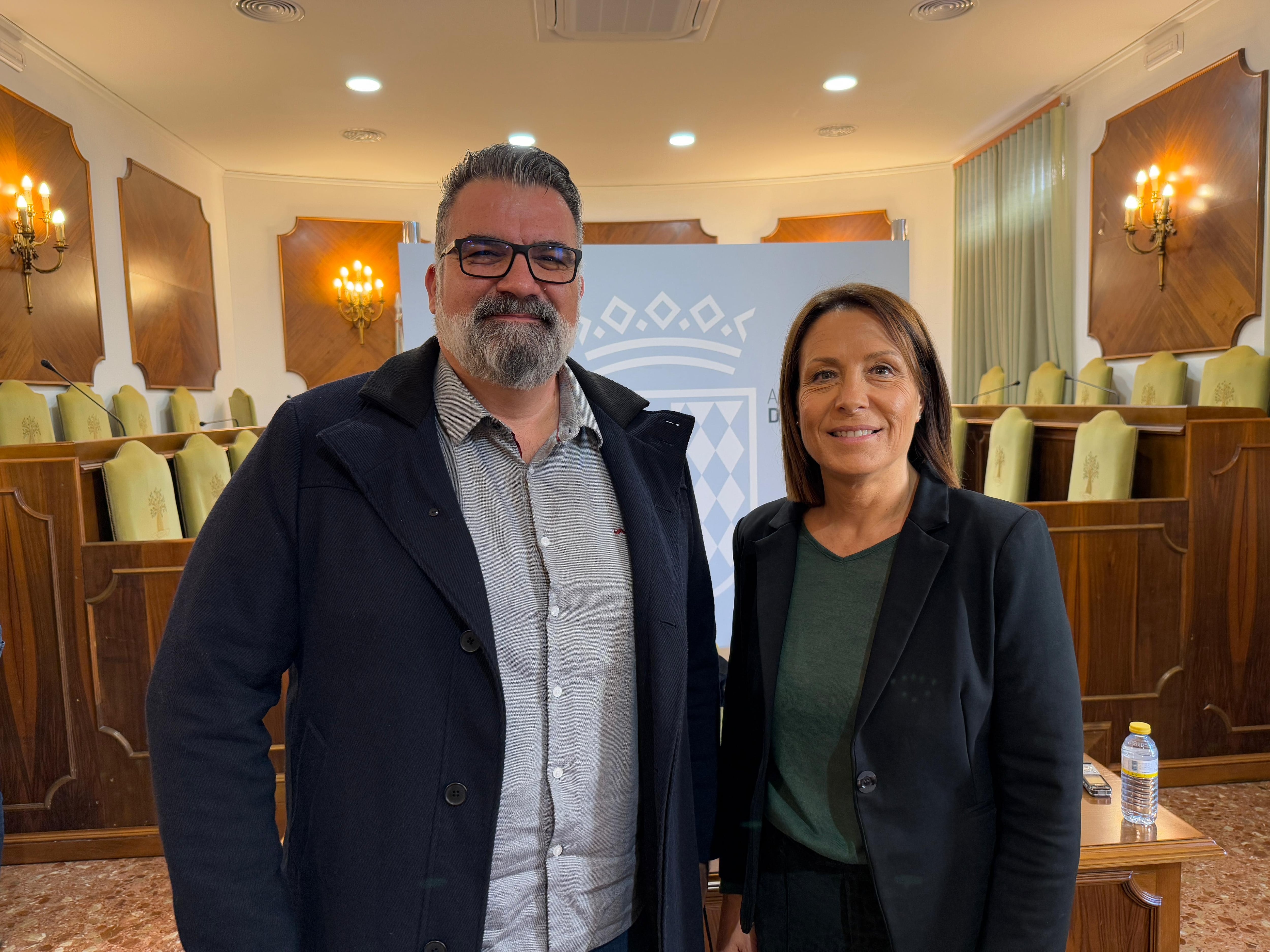 Francisco Escrivà, nuevo concejal de Oliva, junto con la alcaldesa de la localidad, Yolanda Pastor.