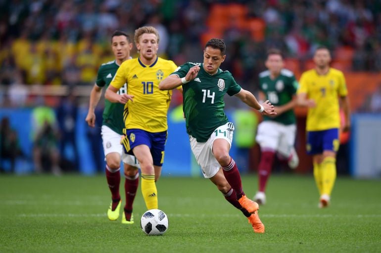 Chicharito Hernández disputa el balón con Forsberg en el encuentro entre México y Suecia.