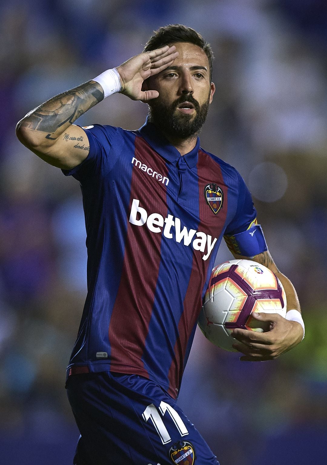 Morales celebra un gol con el Levante.