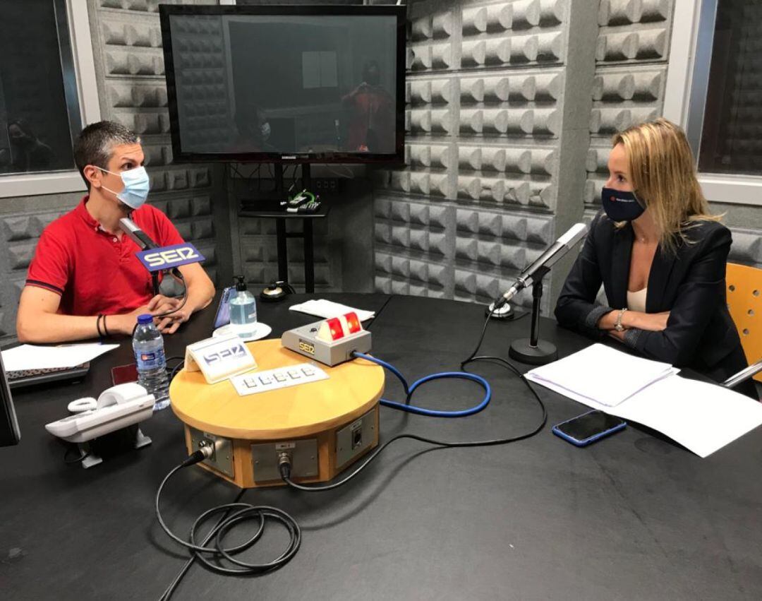 Marta Fernández-Tapias en los estudios de Radio Vigo