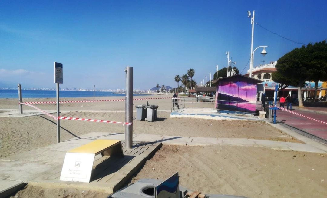 Playa precintada en Málaga ante el estado de alarma