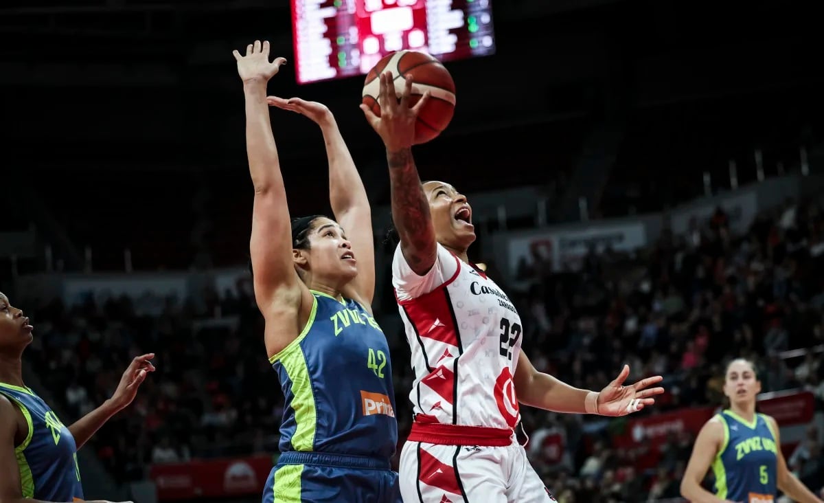 Tanaya Atkinson lucha por un balón