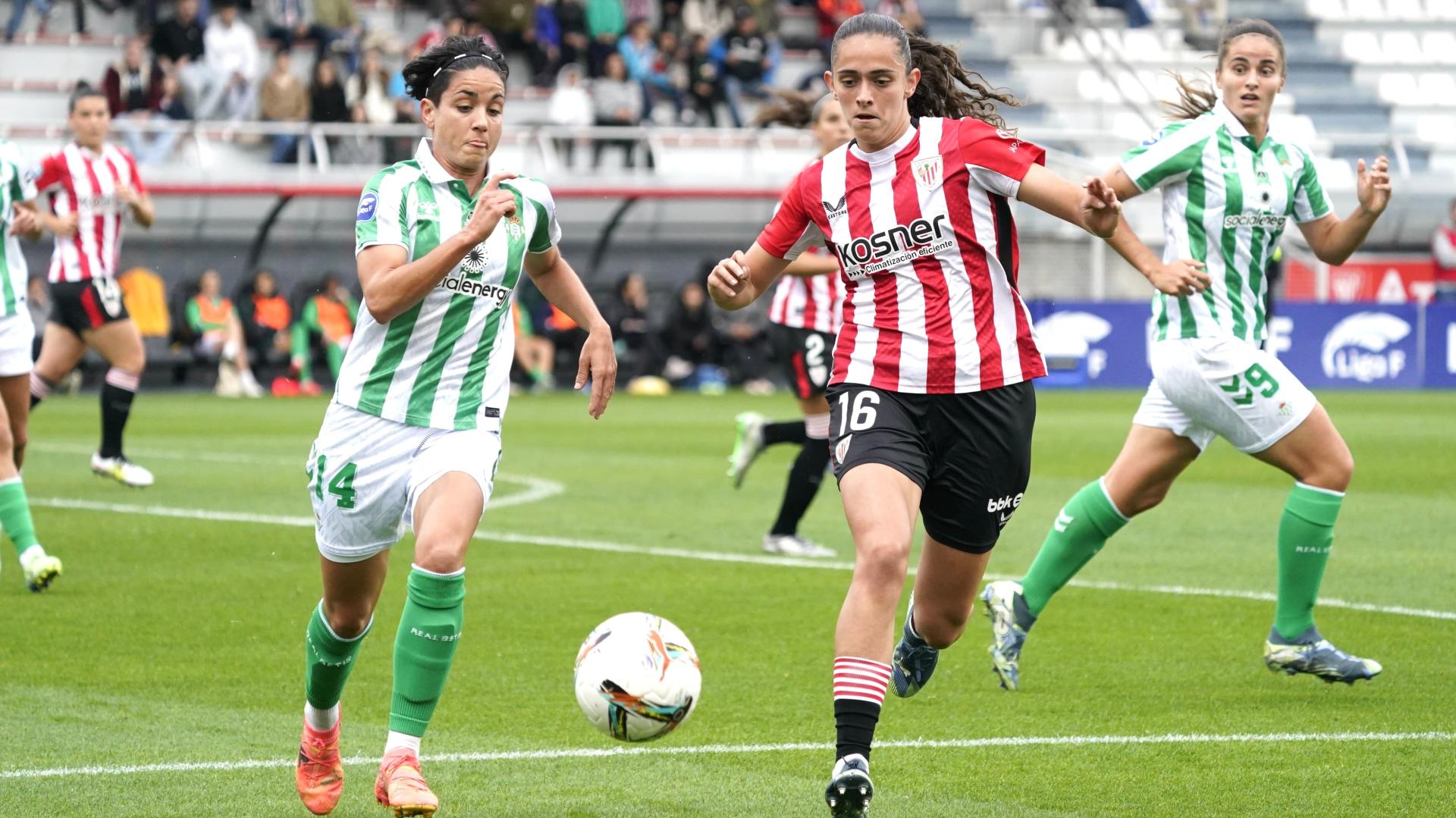 La jugadora del Athletic Club, Maite Zubieta, en una acción esta temporada en Lezama