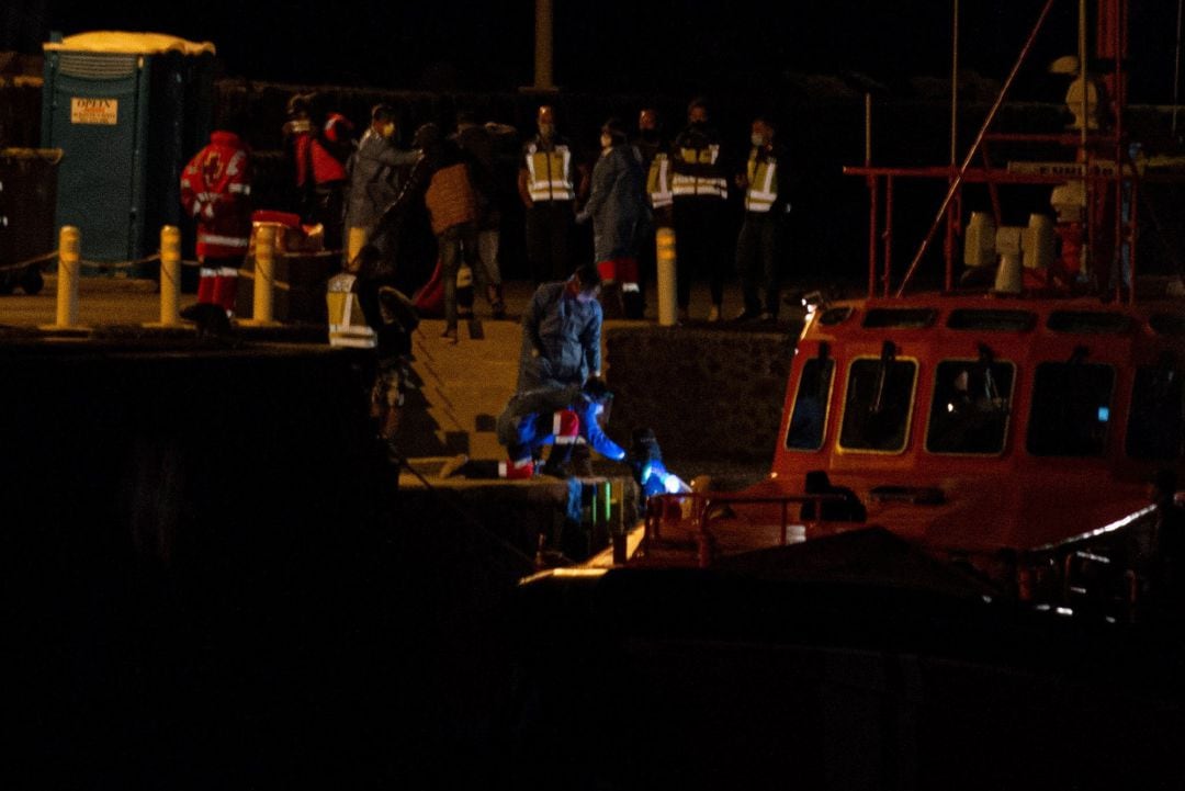 Desembarco de los migrantes a su llegada a Arrecife, la capital de Lanzarote.