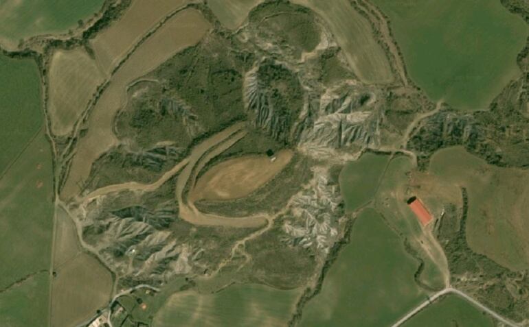 El vertedero de Sardas que se ve en la imagen es el destino de los lodos contaminados de la zona del Bailín.